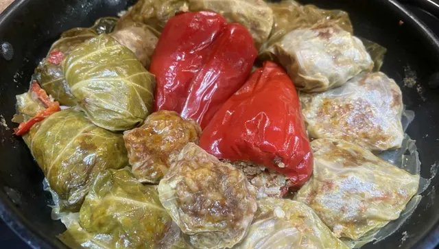 Есенни сармички от прясно зеле и пълнени чушки