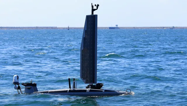 8 души са в неизвестност след пожар на кораб до румънския бряг в Черно море