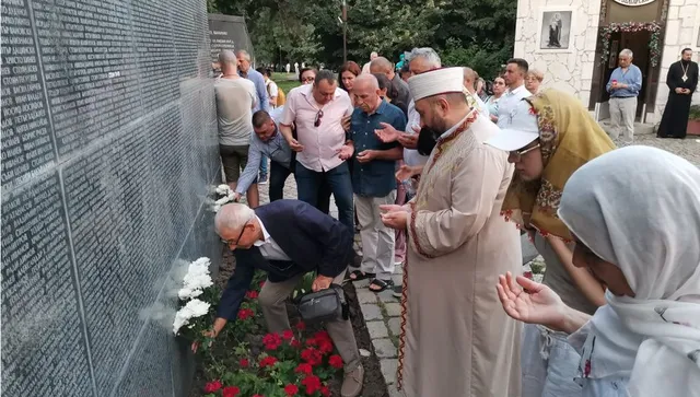 Мълчалив протест срещу закриването на Комисията по досиетата