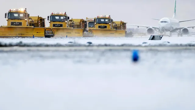 Буря вилня във Франция и остави 380 000 домакинства без ток