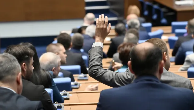 Парламентът обсъжда ограничаване правомощията на Румен Спецов и минималните пенсии