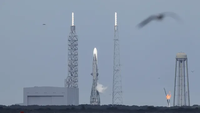 Изстрелват ракетата New Glenn на Blue Origin с повторно използван ускорител за първи път  