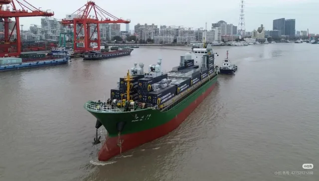 Китай пусна на вода боен контейнеровоз, тъпкан с оръжия