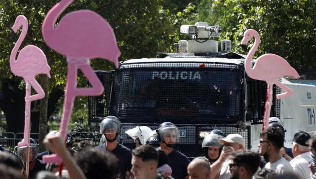 6 полицая и 11 демонстранти бяха ранени при протест пред парламента в Албания