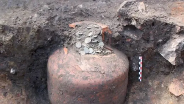 Археолози откриха съдове на 1800 години, пълни с десетки хиляди римски монети