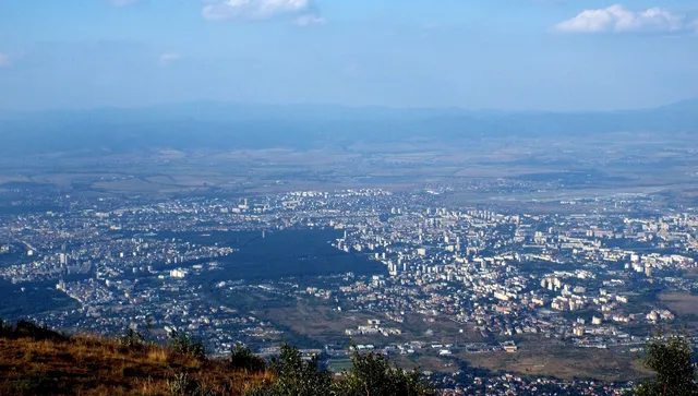 Предимно слънчево и безоблачно небе на запад, облаци и слаби дъждове на изток  