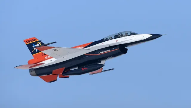 В САЩ тестваха самолета X-62A VISTA, способен да прихваща въздушни цели без пилот