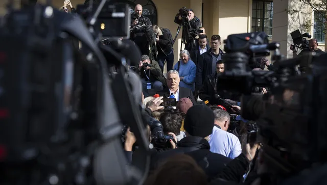 В предизборния щаб на ФИДЕС претърсват багажа на журналистите с кучета