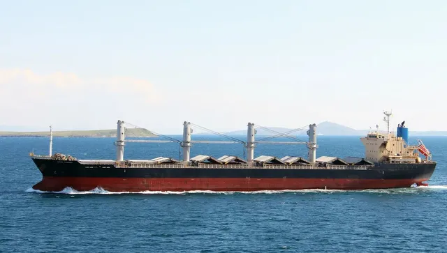 Руският сенчест флот продължава да изнася украинско зърно към Сирия, въпреки падането на Асад