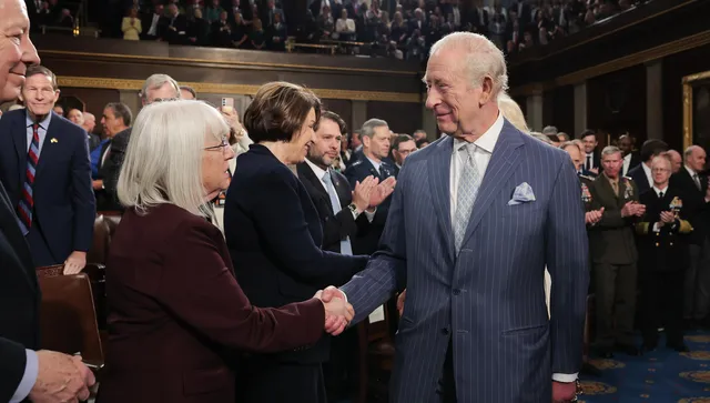 Как крал Чарлз постави Тръмп на мястото му с финес