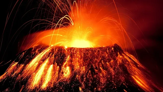 Японски вулкан изригна с 6000-метров стълб от камъни и пепел