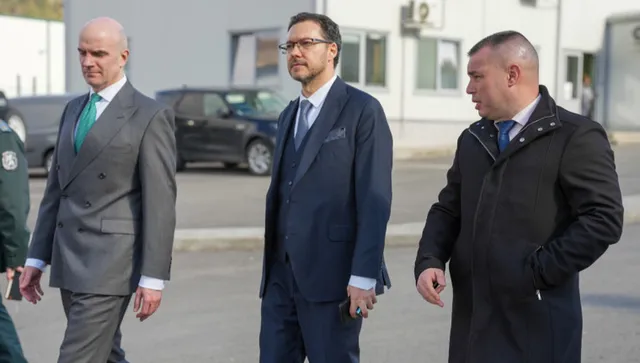 След седмица в неизвестност: Даниел Митов се появи на „Калотина“ заедно с британския посланик