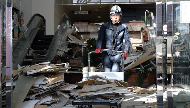 Земетресение с магнитуд 7,5 в Япония - има десетки ранени, повредени електропроводи и пътища