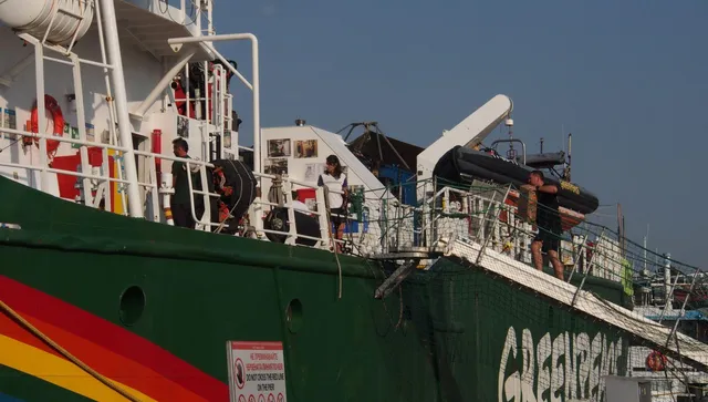 Емблематичният ледоразбивач Arctic Sunrise акостира във Варна с кауза за Черно море - отваря врати за гости 