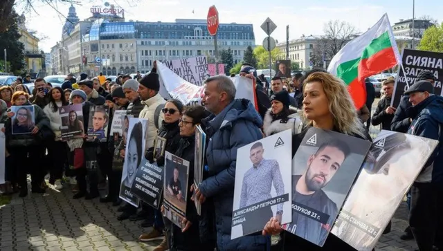 Символичен протест - "Ангели на пътя" положиха 456 карамифила в памет на жертвите