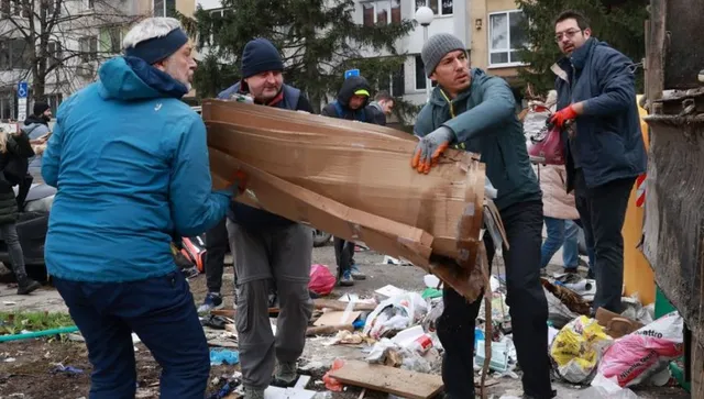 Терзиев с пиар акция – чисти боклука в „Люлин“, след като сам създаде кризата