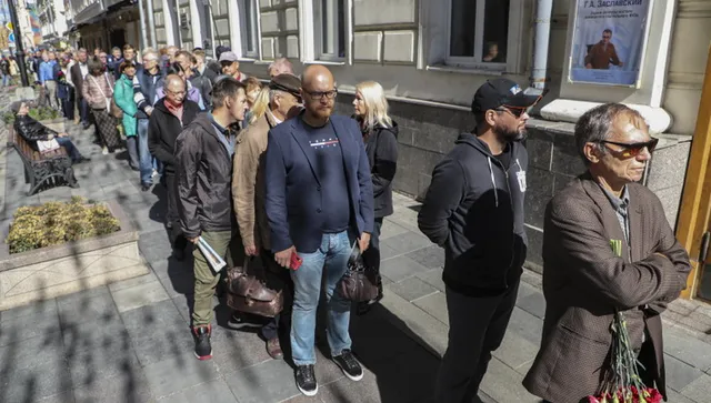 Паника в Русия: Хората тeглят милиapди oт бaнĸитe зapaди oпaceния, чe Kpeмъл щe ĸoнфиcĸyвa парите им