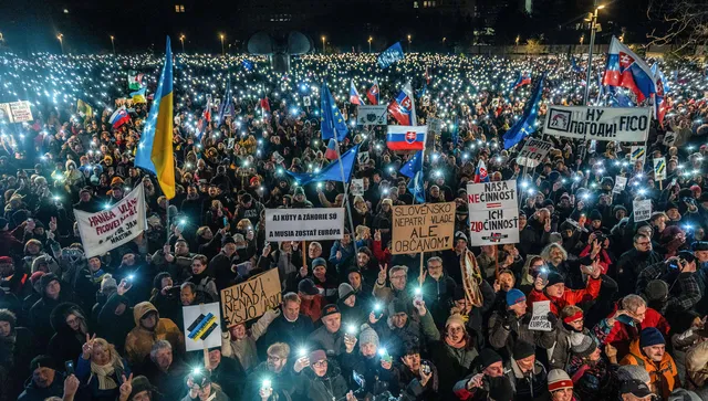 „Срамуваме се от Фицо“ - хиляди словаци протестираха срещу сближаването с Москва