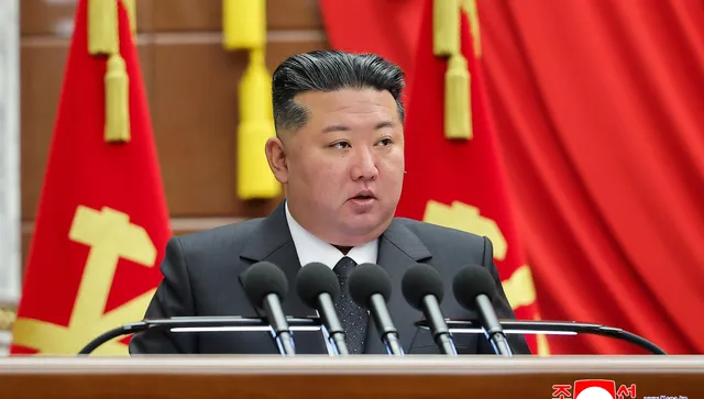 Ким Чен Ун посети завод, произвеждащ новите ракети с многоцелеви огън