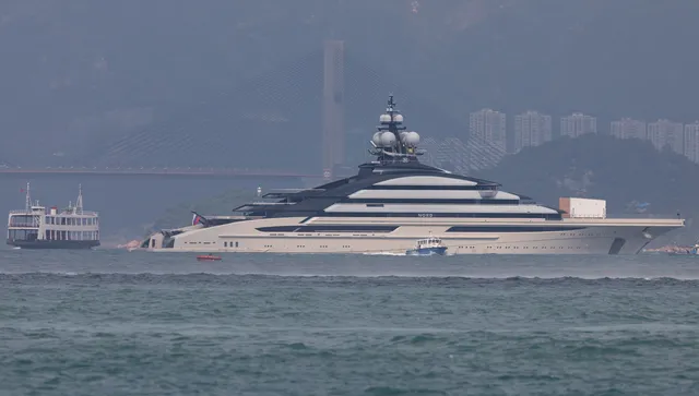 Иран и САЩ пуснаха суперяхта на руски милиардер през Ормузкия проток - била е в Дубай