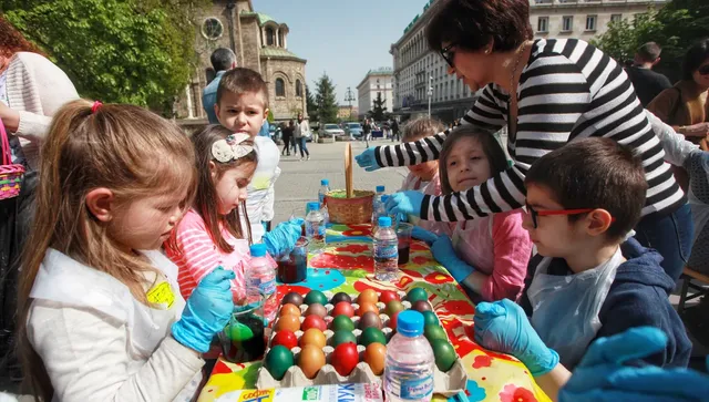 "Великден за всички с усмивка": Деца от уязвими групи оцветиха стотици яйца в Перник