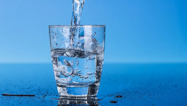 Здравни експерти разбиват митове, свързани с пиенето на вода по време на хранене