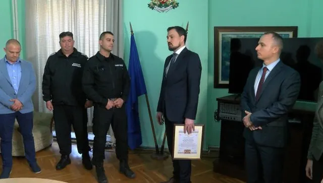 Наградиха полицая, спасявал пътници от преобърнатия автобус край Малко Търново