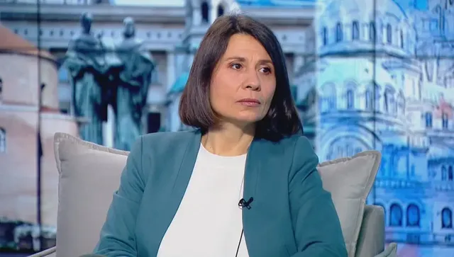 Белобрадова: Радев трябва да назначи служебно правителство, което да не поема дългове за милиарди