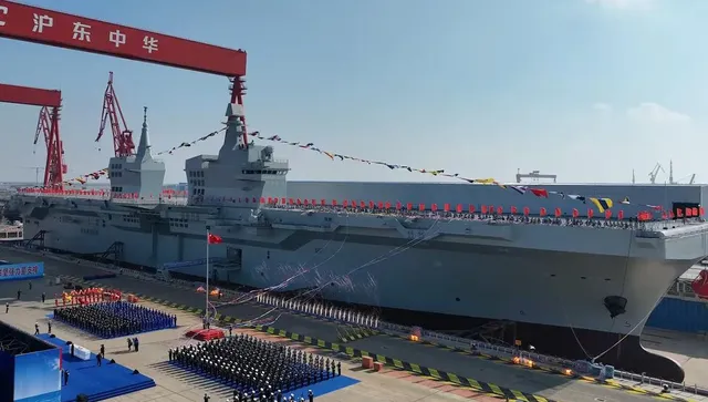Китай създаде „джобен“ самолетоносач, който променя правилата на морската война 