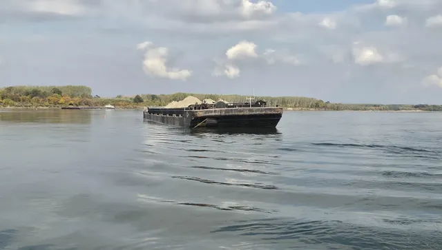 Самоходен плавателен съд заседна край Корабия
