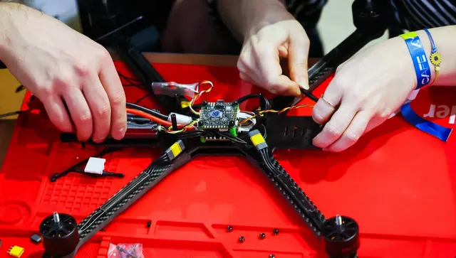 Associated Press: Как Украйна превърна фронта си в лаборатория за иновации на дронове