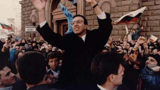 През 2001 г. паролата бе “Всички срещу президента”