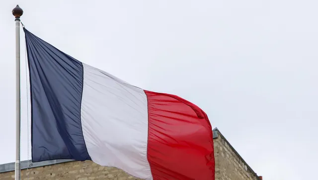 Френското правителство оцеля след два вота на недоверие през днешния ден