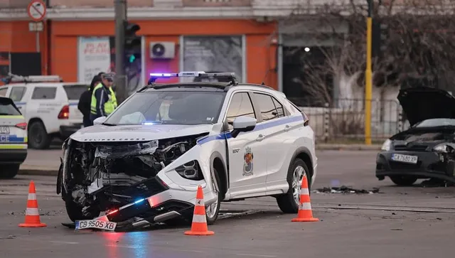 Служебен автомобил се сблъска тежко с друг под "Моста на влюбените" в София 