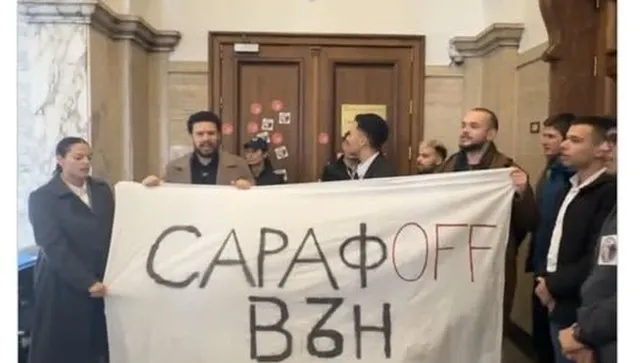 „Oпepaция Hищoжeн“! Студенти блокираха кабинета на Сарафов:  Нaпycни  зaвинaги! 