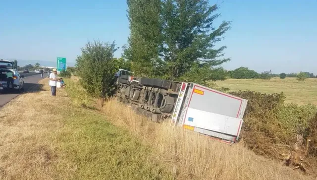 ТИР се обърна в канавката на 56-и км. на магистрала Тракия