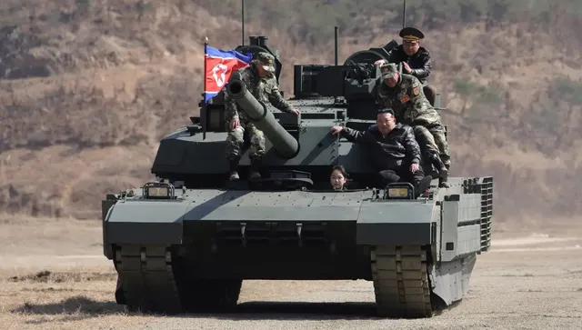 Ким Чен-ун качи дъщеря си на танк, подготвя я да наследи трона