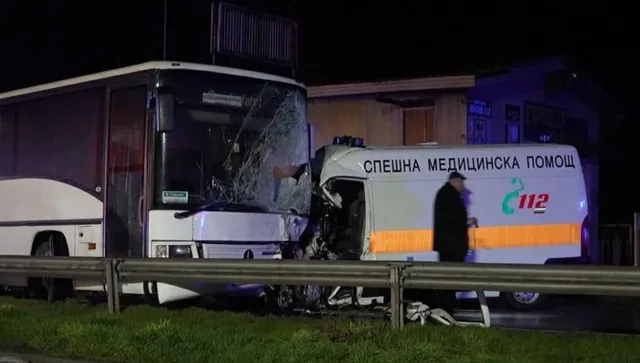 Водач на линейка загина в тежка катастрофа с автобус 