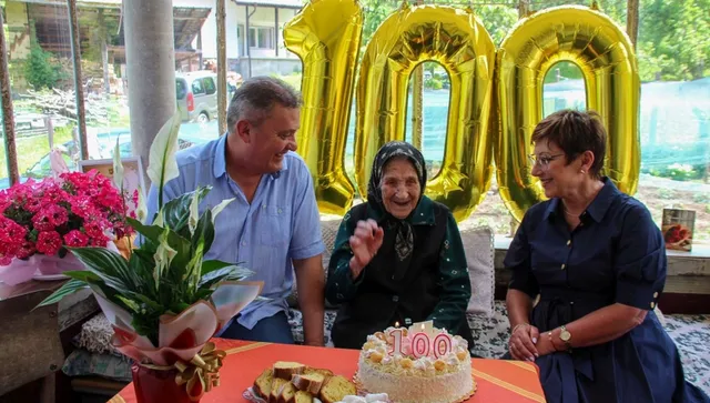 Кметът на Община Тетевен поздрави баба Пена Неева по случай нейния 100-годишен юбилей