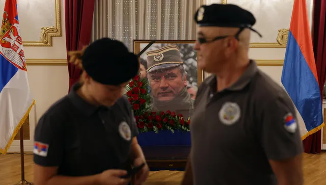 Как и след смъртта си военният прстъпник Ратко Младич разединява Сърбия