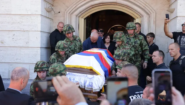 Със залпове и военни почести погребаха в Сърбия военния престъпник Младич, в присъствието на руския посланик