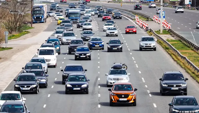 Натоварени пътища към София, близо 200 хил. коли се прибират в столицата 