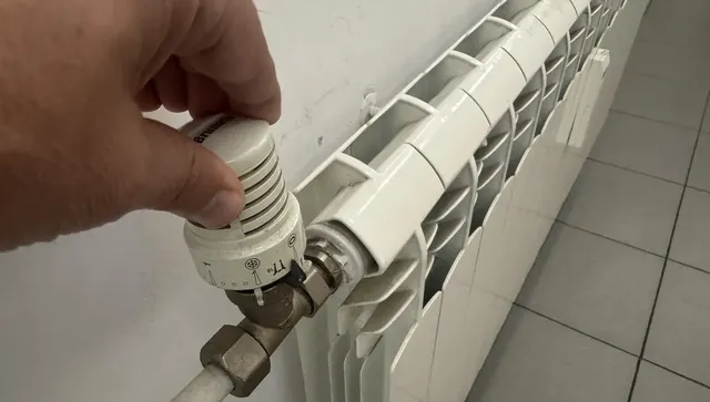 "Булгаргаз" обяви с 6% по-високи цени на газа, КЕВР решава за цената на тока и парното