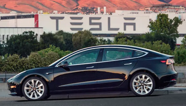 Tesla спря услугата Premium Connectivity в България само месец след като я направи платена