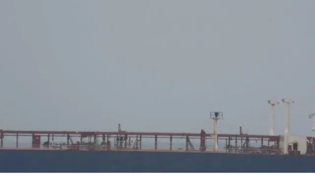 В Ахтопол скали се свлякоха в морето до крайбрежната алея, жители протестират