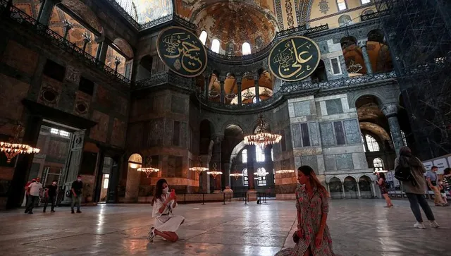 Турската полиция задържа  в „Света София“ двама гърци с византийско знаме и плакат  „Православие или смърт“ 