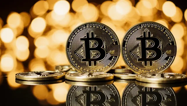 Биткойн пада под $73 000: геополитиката и ликвидациите разклащат криптопазара