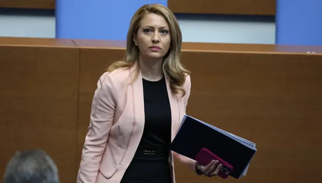 Рая Назарян ще възобнови процедурата за премахване на комунистическия герб от сградата на парламента